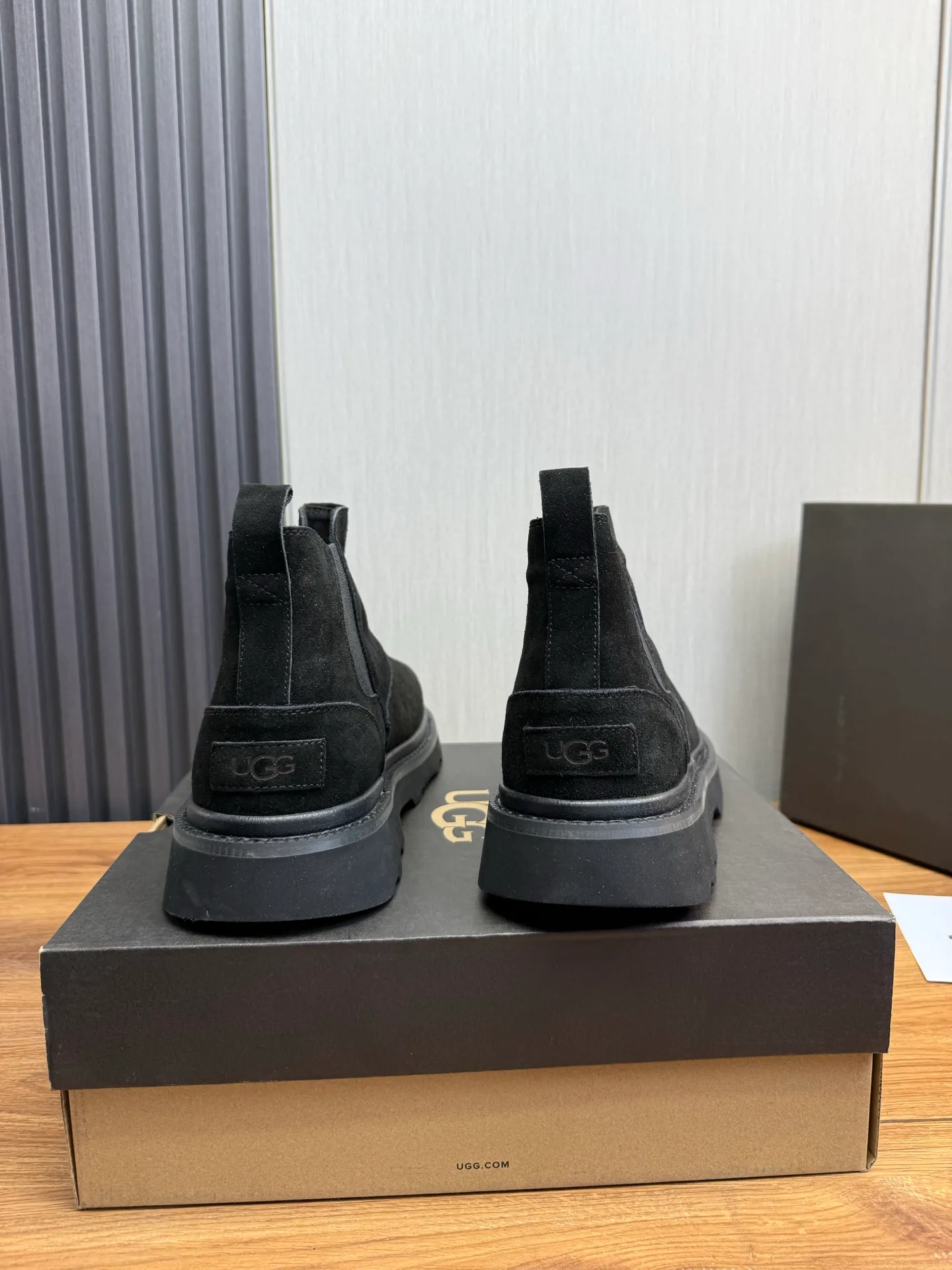 Men's shoes 💰600💰 New UGG fur integrated men's simple and fashionable snow boots. The most worth buying at the end of this year are warm casual shoes. Whether you are out and about at home, their comfortable and warm performance will be your most suitable fashion companion! The material is cowhide upper and imported wool is used inside. Warm and comfortable! The eva+ rubber patch outsole is cushioned, non-slip and wear-resistant, and has good elasticity. It is light and wear-resistant, comfortable and soft, and the new simple cut is more fashionable. It has both practicality and fashion sense, so you no longer have to worry about how to match it in winter, while still maintaining your fashionable taste. High-quality genuine wool. Look at the details for the material! Size: 39-40-41-42-43-44-44 sneaker size